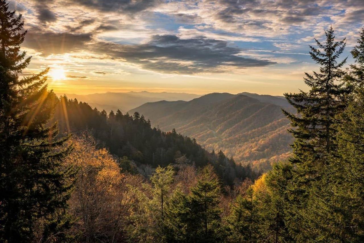 Sky High Views!!-Peak Mountaintop-Outdoor Pool-Close To Downtown-Private Balcony-Wifi-Cable Gatlinburg Luaran gambar