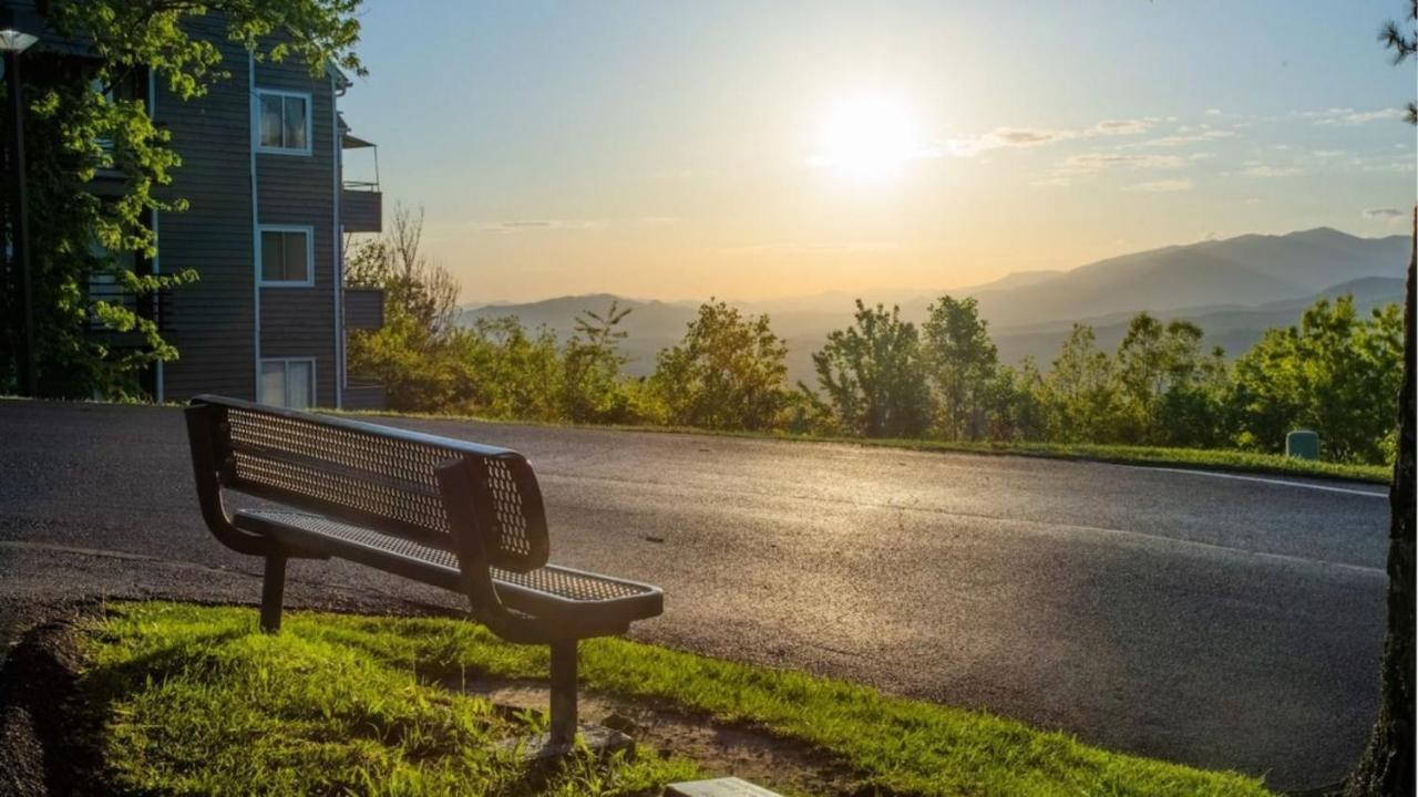 Sky High Views!!-Peak Mountaintop-Outdoor Pool-Close To Downtown-Private Balcony-Wifi-Cable Gatlinburg Luaran gambar